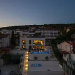 Vila Julian With A Heated Pool