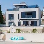 Vila Julian With A Heated Pool *