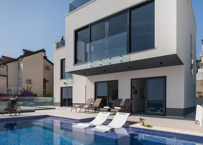 Julian With A Heated Pool Villa Trogir